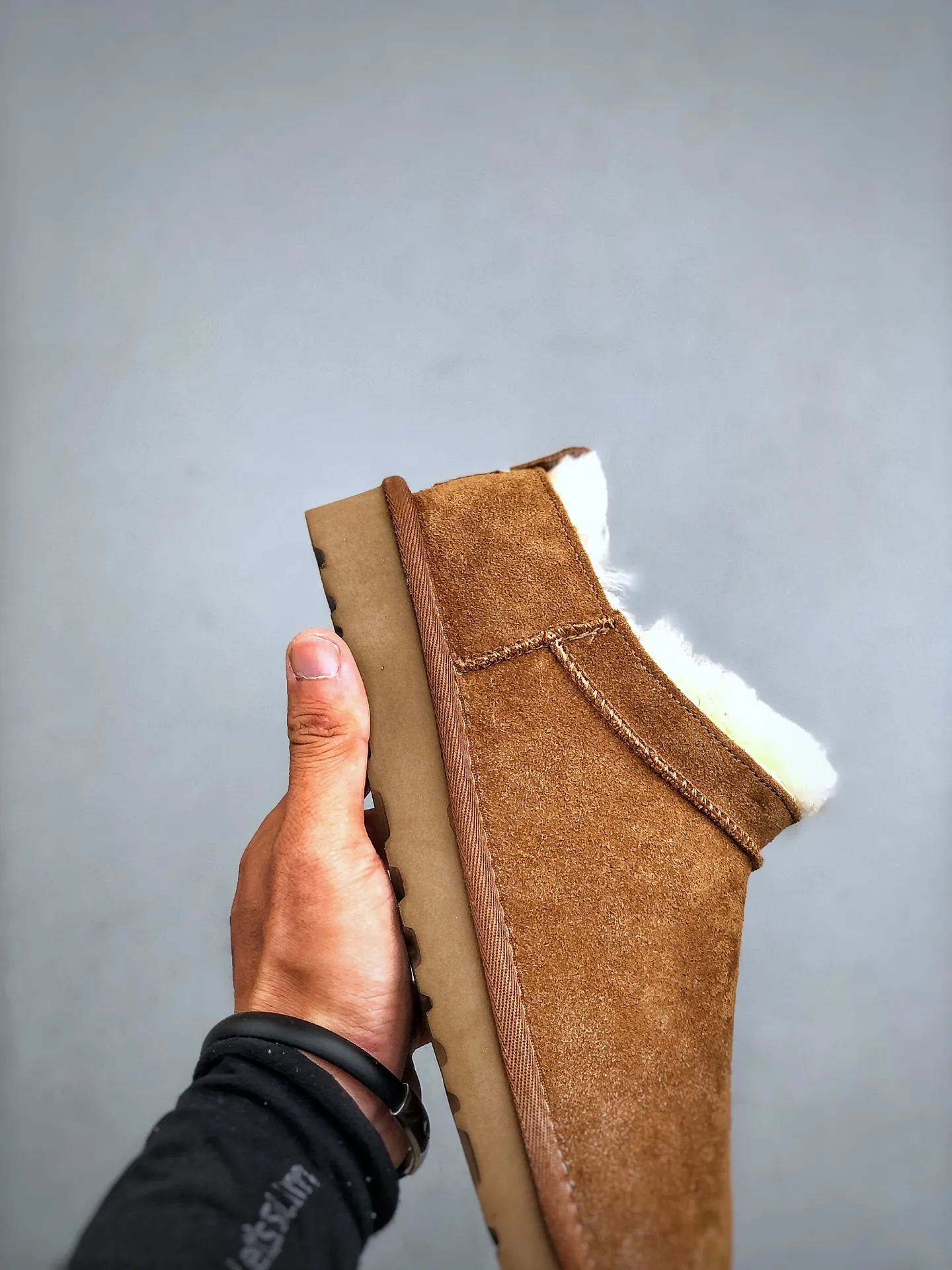 Local self-pickup💰520 supports store placement. The top version of ugg on the market. 25 new models. UGG Elea Slip-On. Thin and light slip-on. Home, office, air-conditioned room. Easy to match, super fashionable and long-leg welfare model. Produced by a large foreign trade factory in Guangzhou. Toe to insole. Genuine sheep fur integrated. Independent outer box packaging. Chip with waterproof technology. Different from any version on the market. Independently developed original outsole and cashmere insole to keep you warm in winter and suitable for home use. In recent years, uug has launched a style series that is partially geared towards the preferences of young consumers and has also moved to the forefront of fashion trends. Shoe body material Water-repellent coated suede upper 17 mm UGGPURE™ implanted wool insole Lightweight non-slip and comfortable rubber outsole With brand LOGO trademark Comes with a full set of packaging Size: 35-40